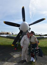 Air Legend 2021 - notre coordinatrice des prestations en galante compagnie : Christophe Jacquard, propriétaire et pilote du Spitfire