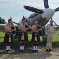 Air Legend 2021 - Mac Cook, Mac Oloch et Mac Erwan en compagnie de Christophe Jacquard, propriétaire et pilote du Spitfire